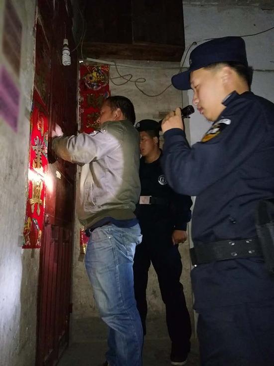 东方粗心妈妈误将幼女锁家中 民警全城寻开锁师傅开门