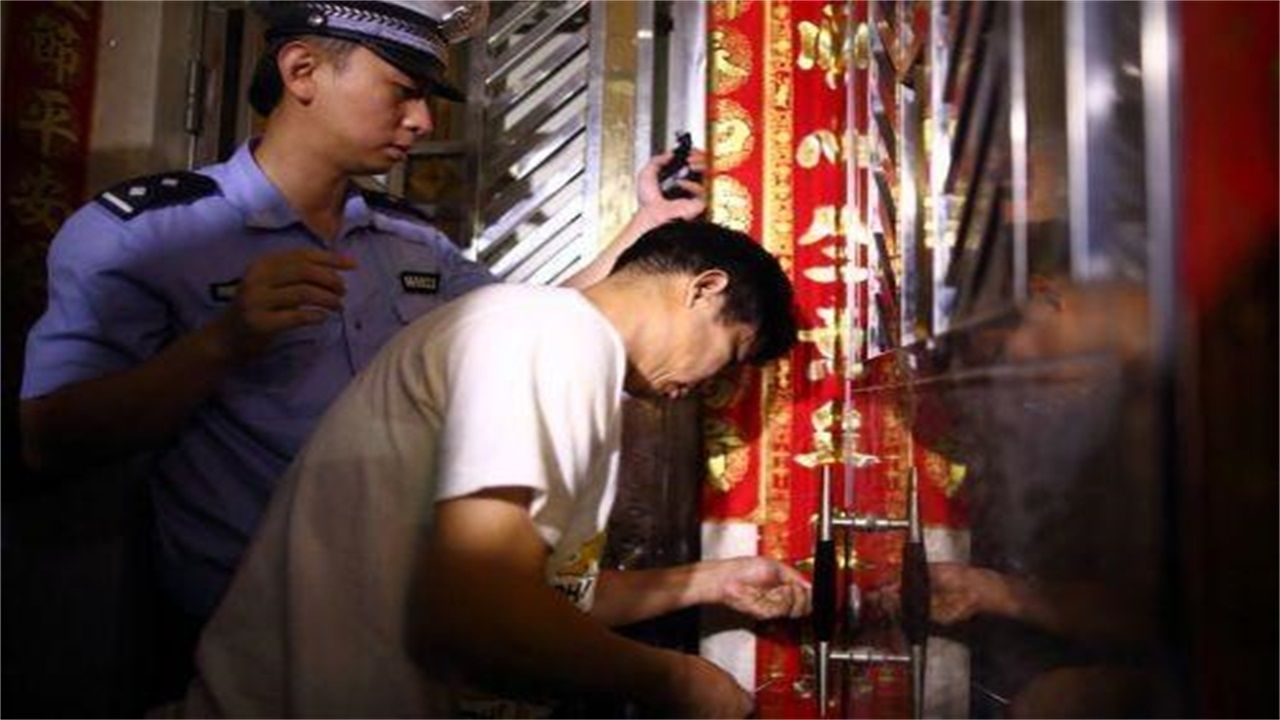 东方请开锁师傅开了锁后，师傅为什么一般都不进门，就算主人请也不进去？